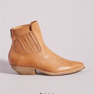 Anthropologie “silent D western” Honey color Leather Ankle Boots
Size: 37
